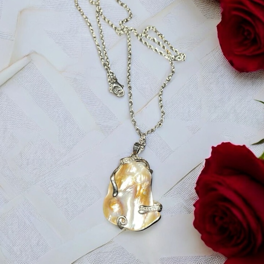 MOP pendant necklace - Gorgeous! 20” chain included - Picture 1 of 7